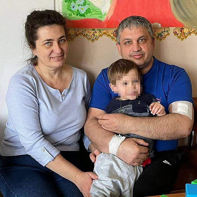 La risa recuperada del pequeño Artan tras huir de Mariupol