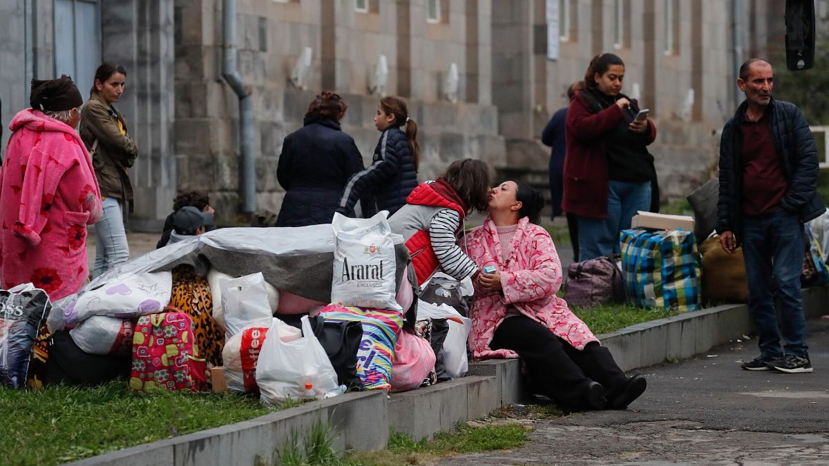 Armenia recibe ya a más de 100.000 refugiados de Nagorno Karabaj