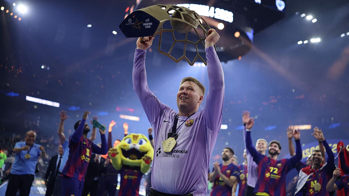 Emil Nielsen, MVP de la final de la Champions de balonmano, levanta el trofeo de campeón de Europa logrado por el FC Barcelona