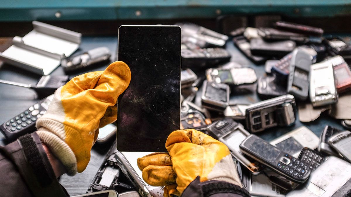 Las terribles consecuencias de tirar tu teléfono móvil a la basura 96 Merca2 La peligrosidad de las baterías de los celulares