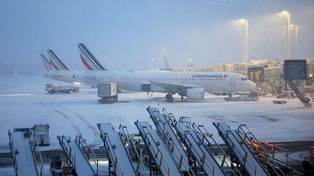 El temporal de nieve provoca la cancelación de cientos de vuelos en los aeropuertos de Parías, Ámsterdam y...