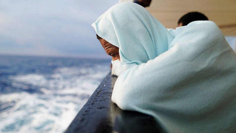En una imagen de archivo, un migrante observa el Mediterráneo desde el Open Arms