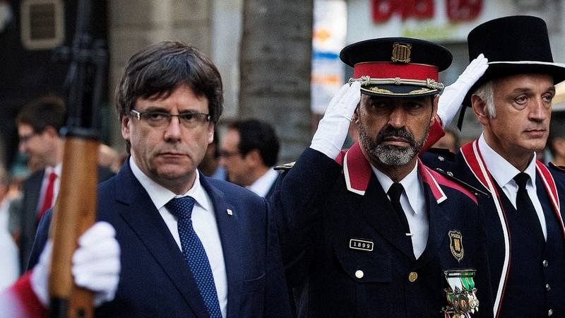 El mayor de los Mossos Josep Lluís Trapero junto al expresidente Carles Puigdemont en la Diada de 2017