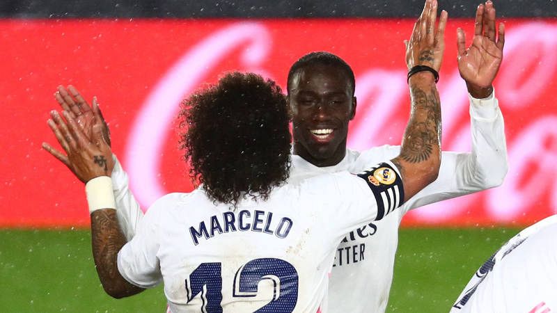 Marcelo (de espaldas) y Mendy celebran el gol del francés ante el Getafe Marcelo (de espaldas) y Mendy celebran el gol del francés ante el Getafe