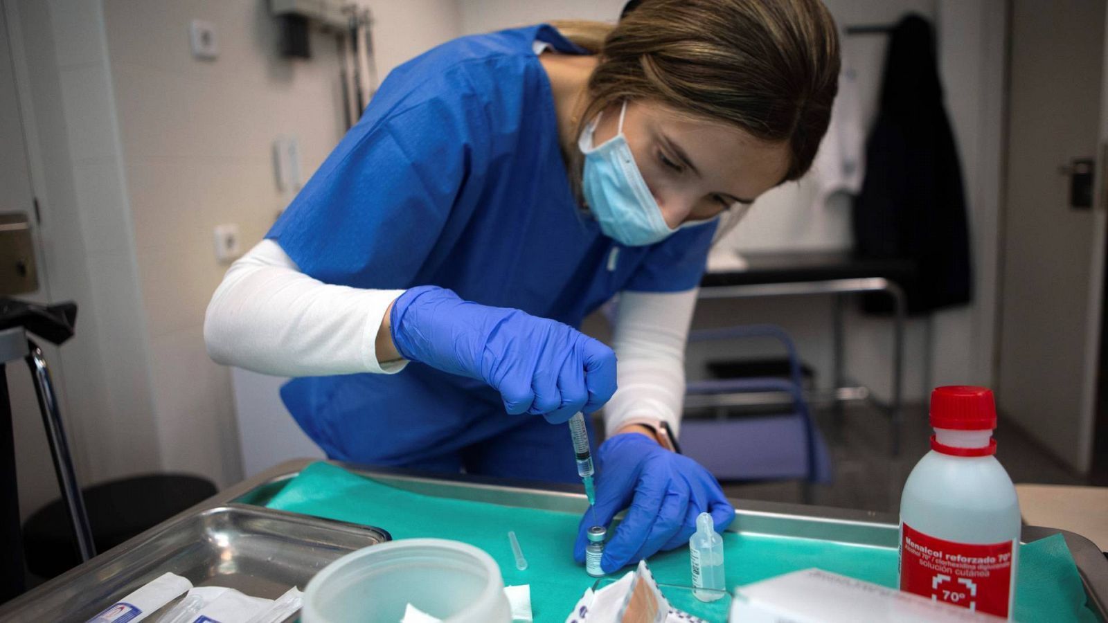 Una enfermera durante el proceso de vacunación en el CAP Montenegre de Barcelona