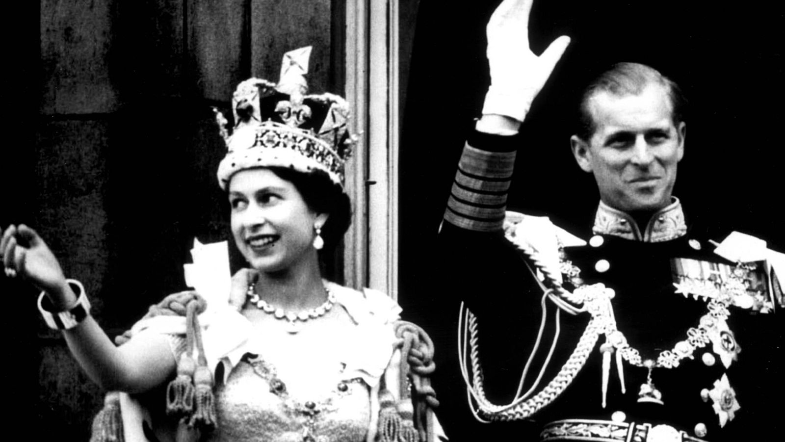 Isabel II y Felipe de Edimburgo saludan tras la coronación de la reina, en 1953. Isabel II y Felipe de Edimburgo saludan tras la coronación de la reina, en 1953.