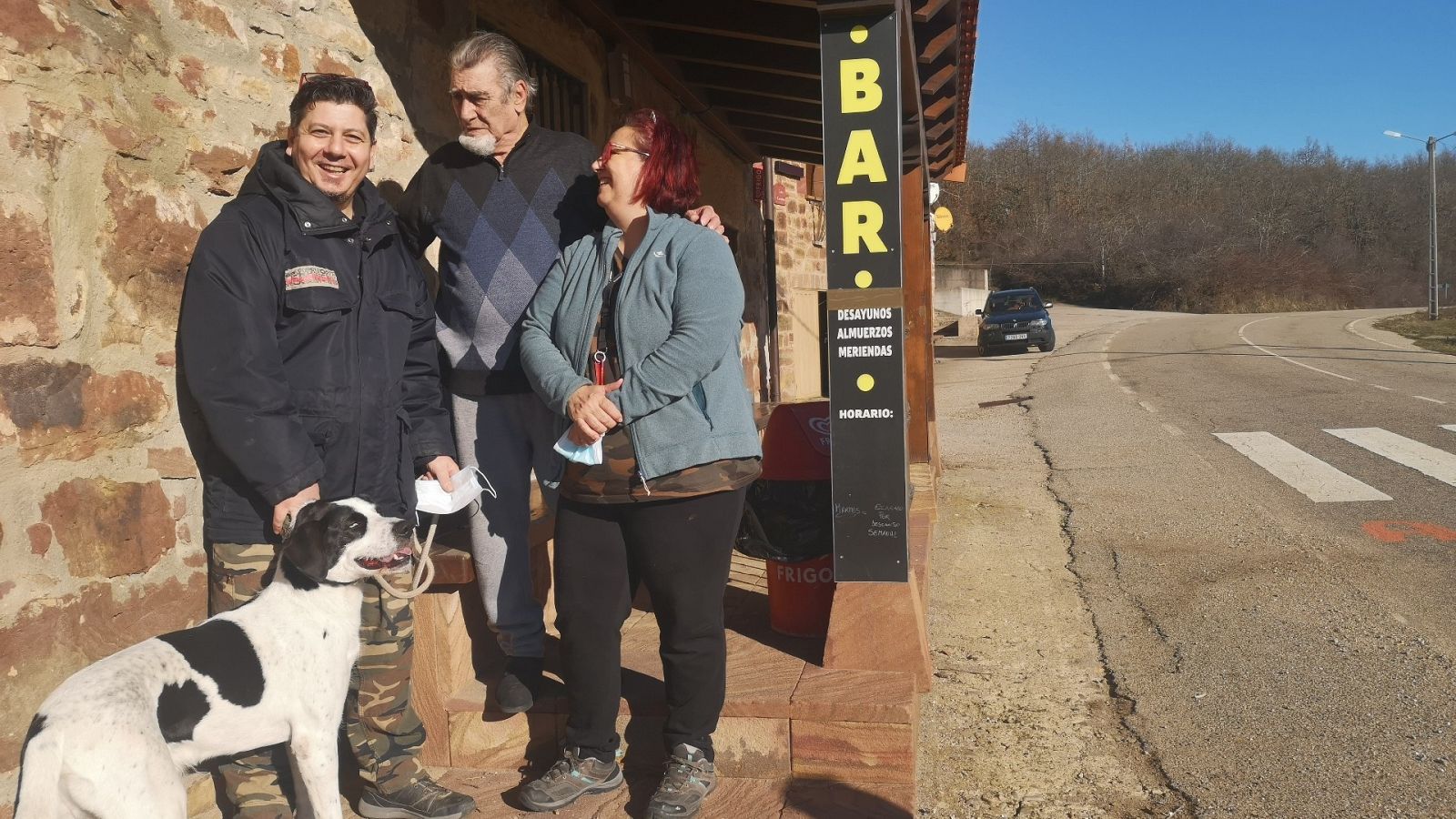 Sandra y su familia llegaron a Alarcia (Burgos) gracias a un programa de repoblación y ahora regentan el bar del pueblo