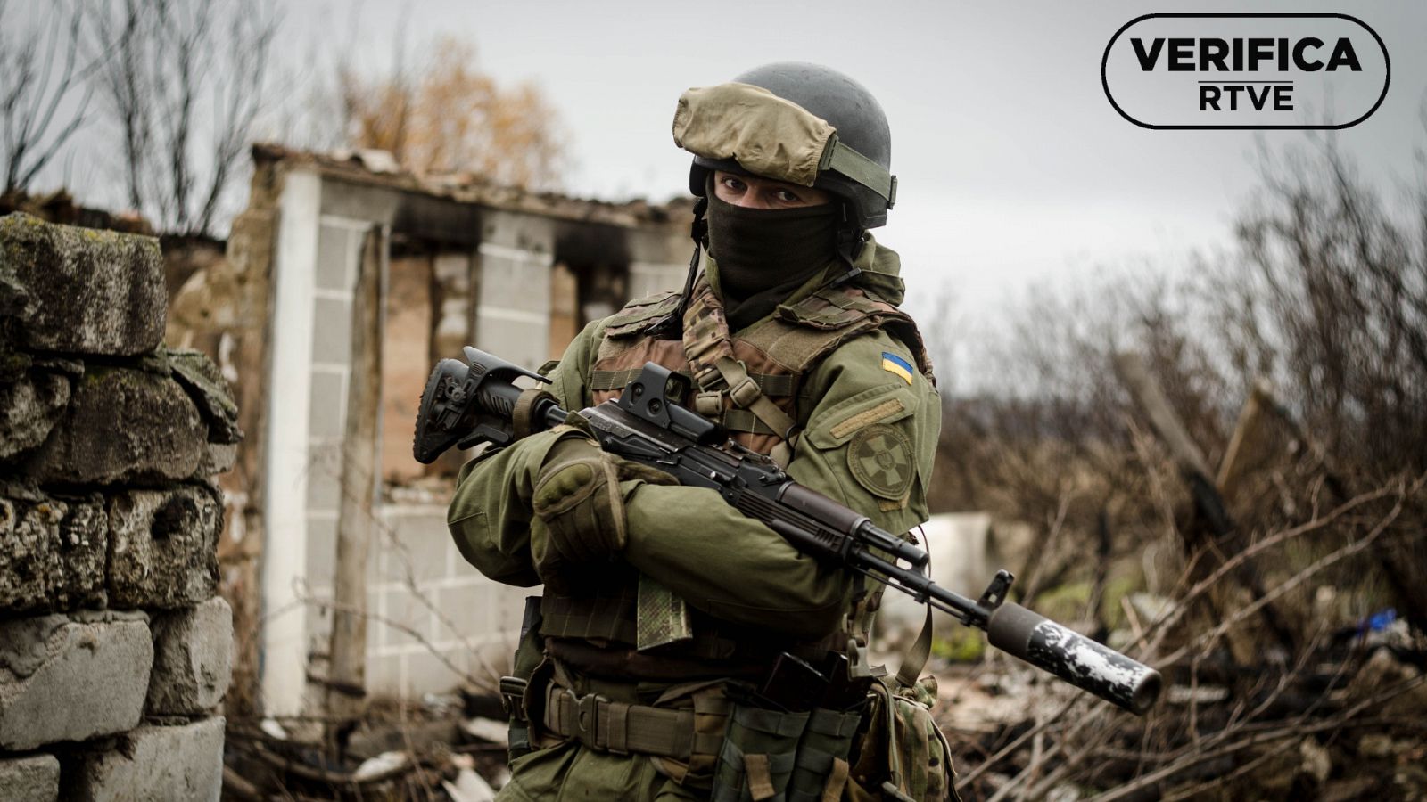 Imagen de un soldado ucraniano, junto con el sello de VerificaRTVE en negro.