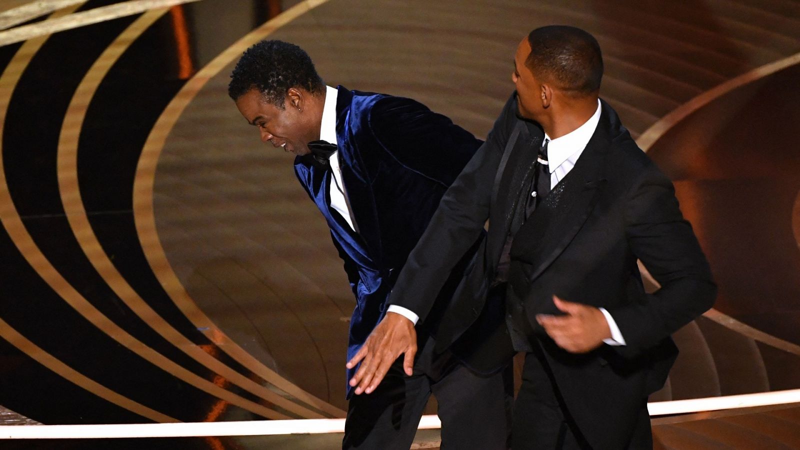 El actor Will Smith (dcha.) abofetea al humorista Chris Rock durante la 94 entrega de los Oscar