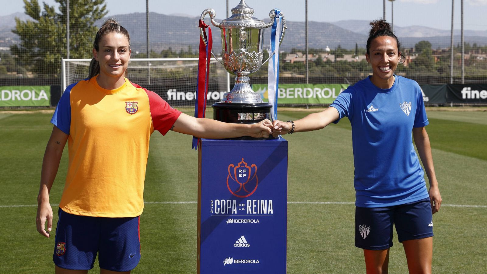 Las capitanas del Barça y el Sporting de Huelva, Alexia Putellas y Sandra Castelló