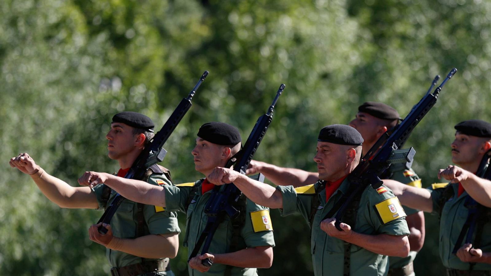 Soldados del Ejército español desfilan en el día de las Fuerzas Armadas