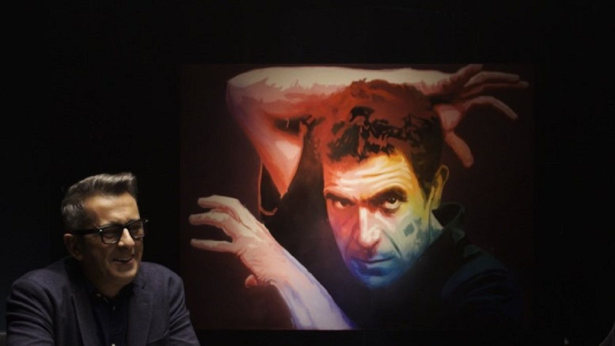 Andreu Buenafuente amb la pintura de Pepe Rubianes de fons