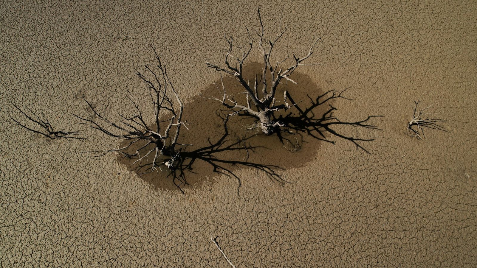 Imagen tomada desde un dron de un desolador paisaje en el pantano de Yesa, Zaragoza