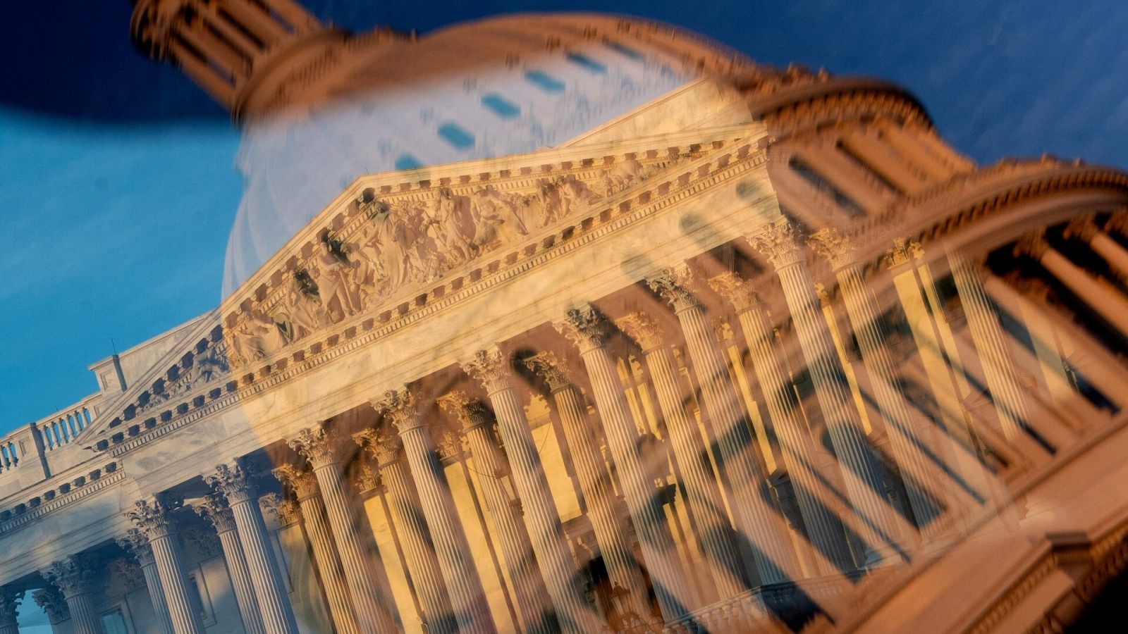 La Cámara de Representantes se ve a través de un reflejo de la cúpula del Capitolio de Estados Unidos