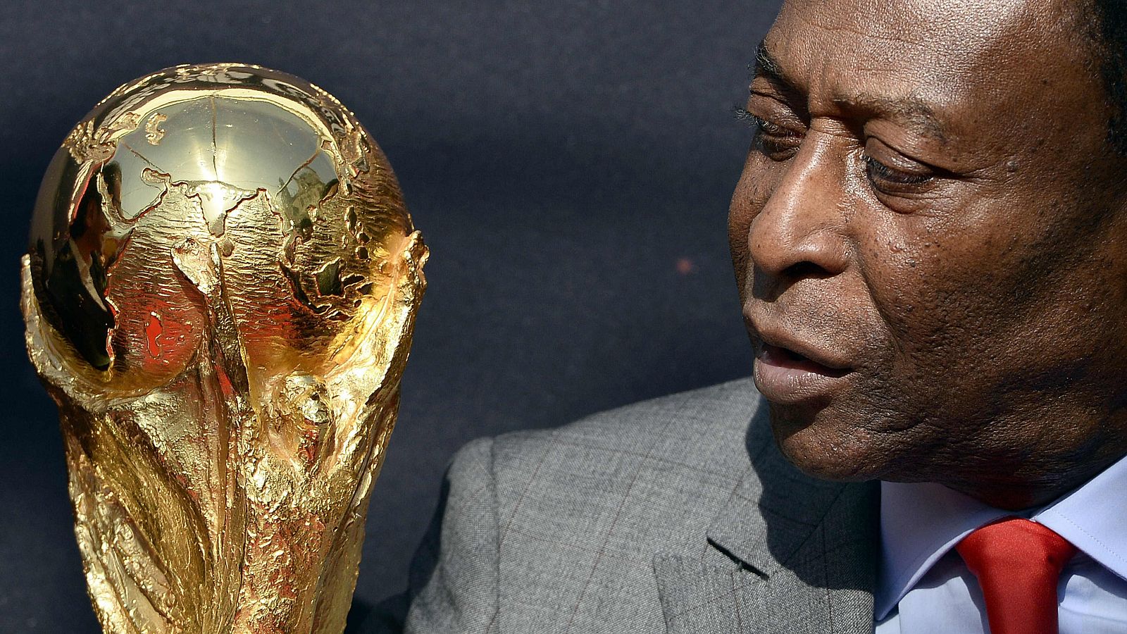 Pelé observa la Copa del Mundo, trofeo que ganó en tres ocasiones