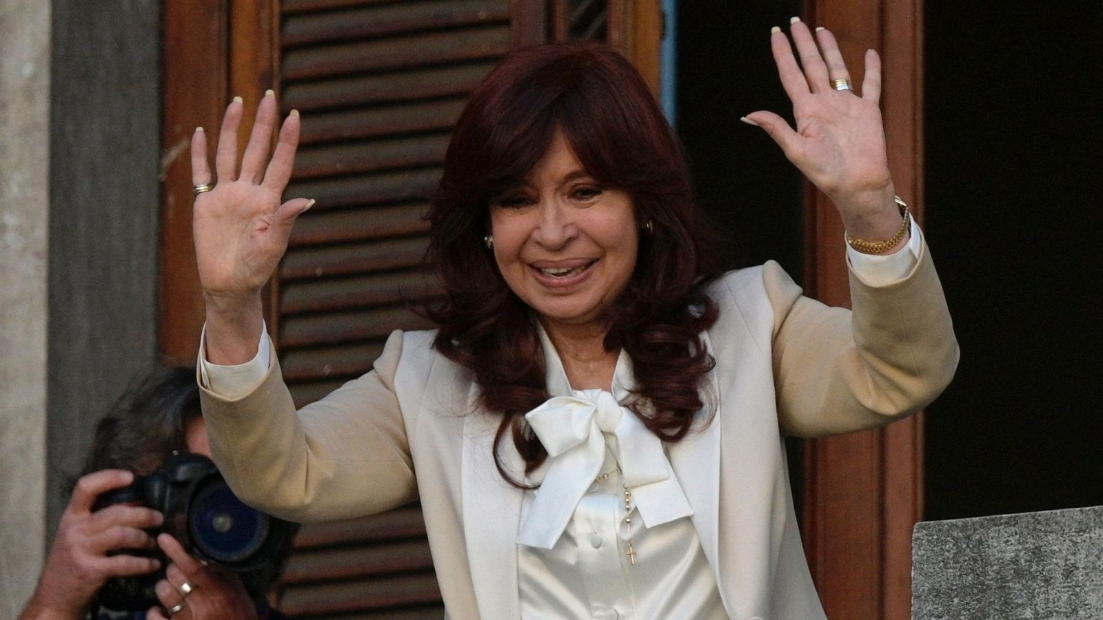 Cristina Fernández de Kirchner, condenada a seis años de prisión e inhabilitación de por vida por corrupción