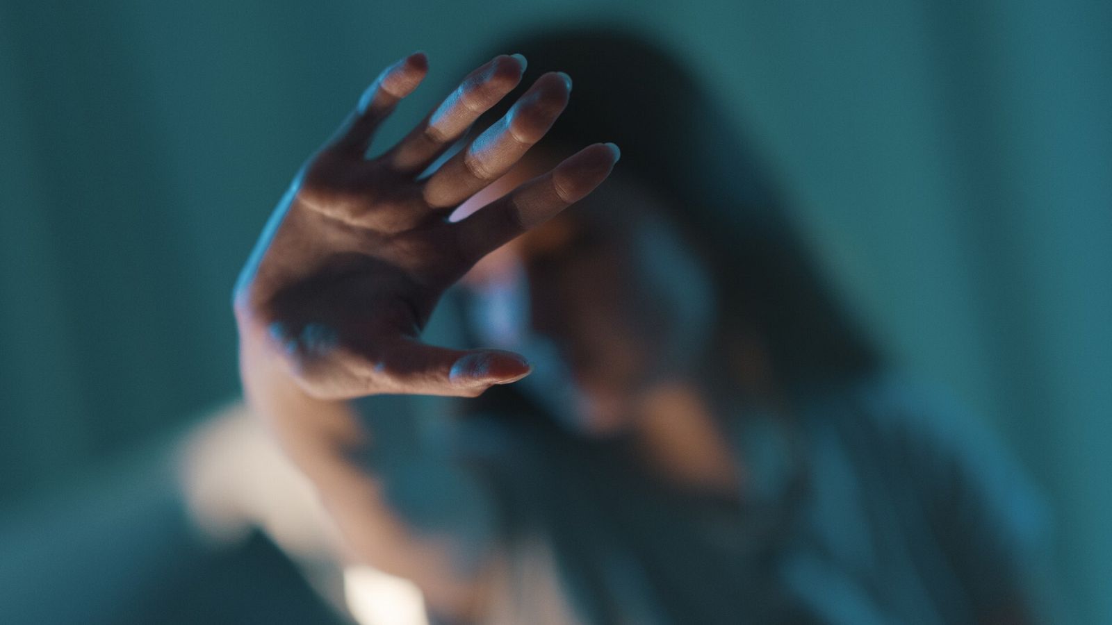 Una mujer levanta la mano en un gesto contra la violencia machista