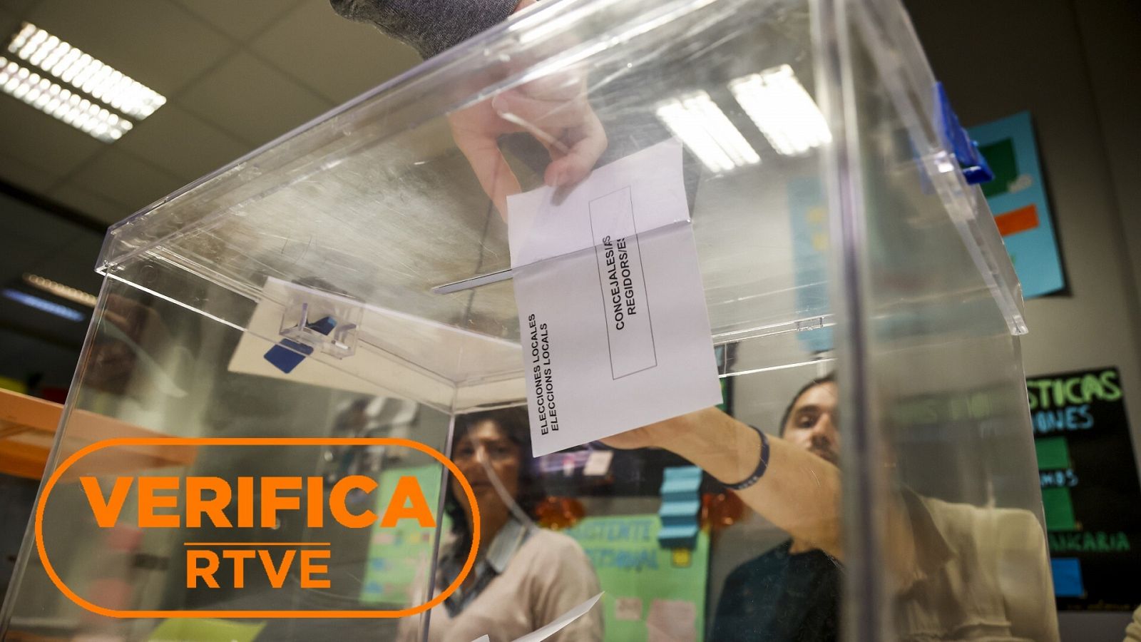 Imagen de Europa Press de las elecciones municipales 28M en València en la que aparece una urna. Con el sello VerificaRTVE en naranja,
