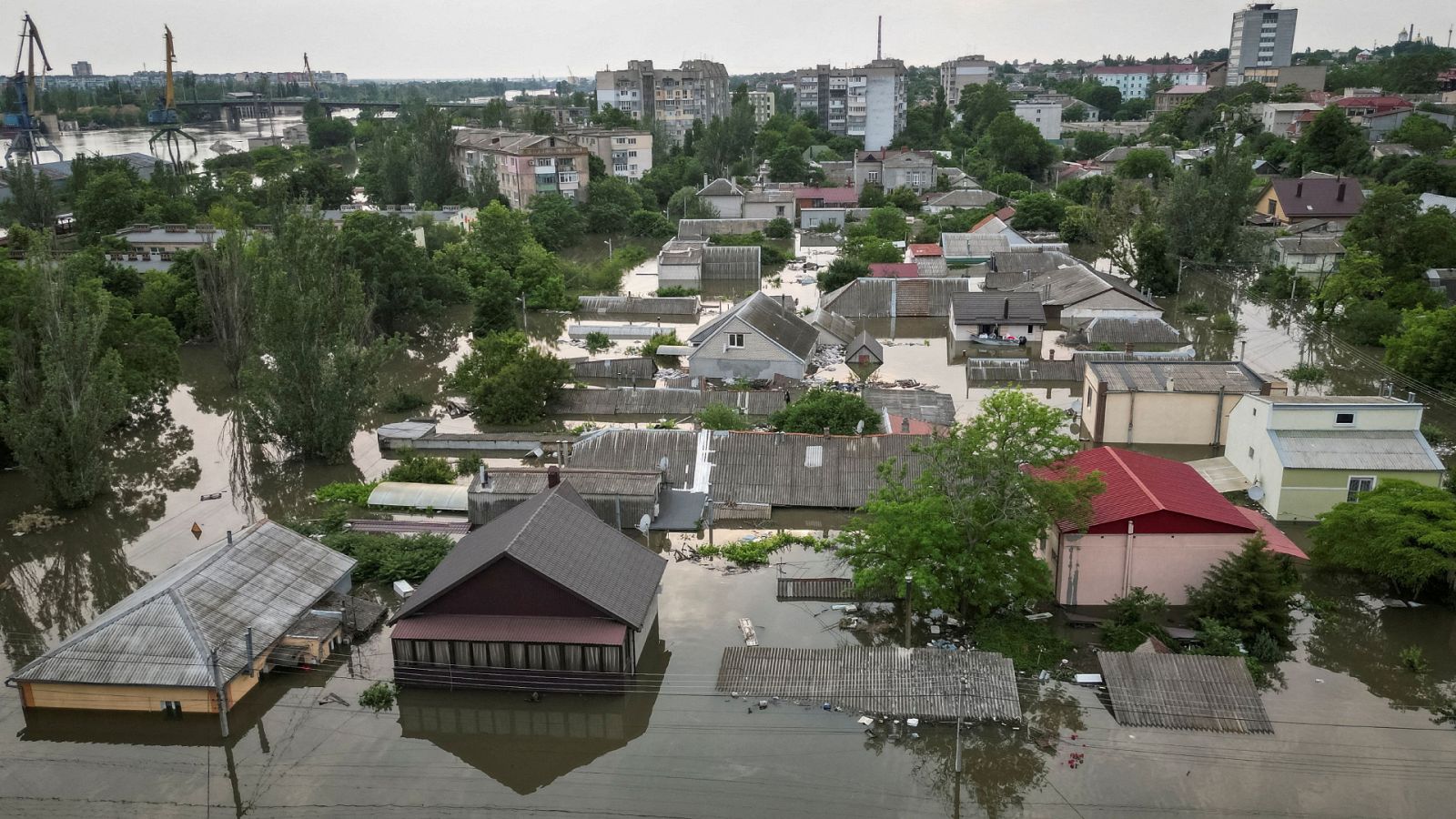 Imágenes aéreas de las inundaciones de la presa en Jersón.