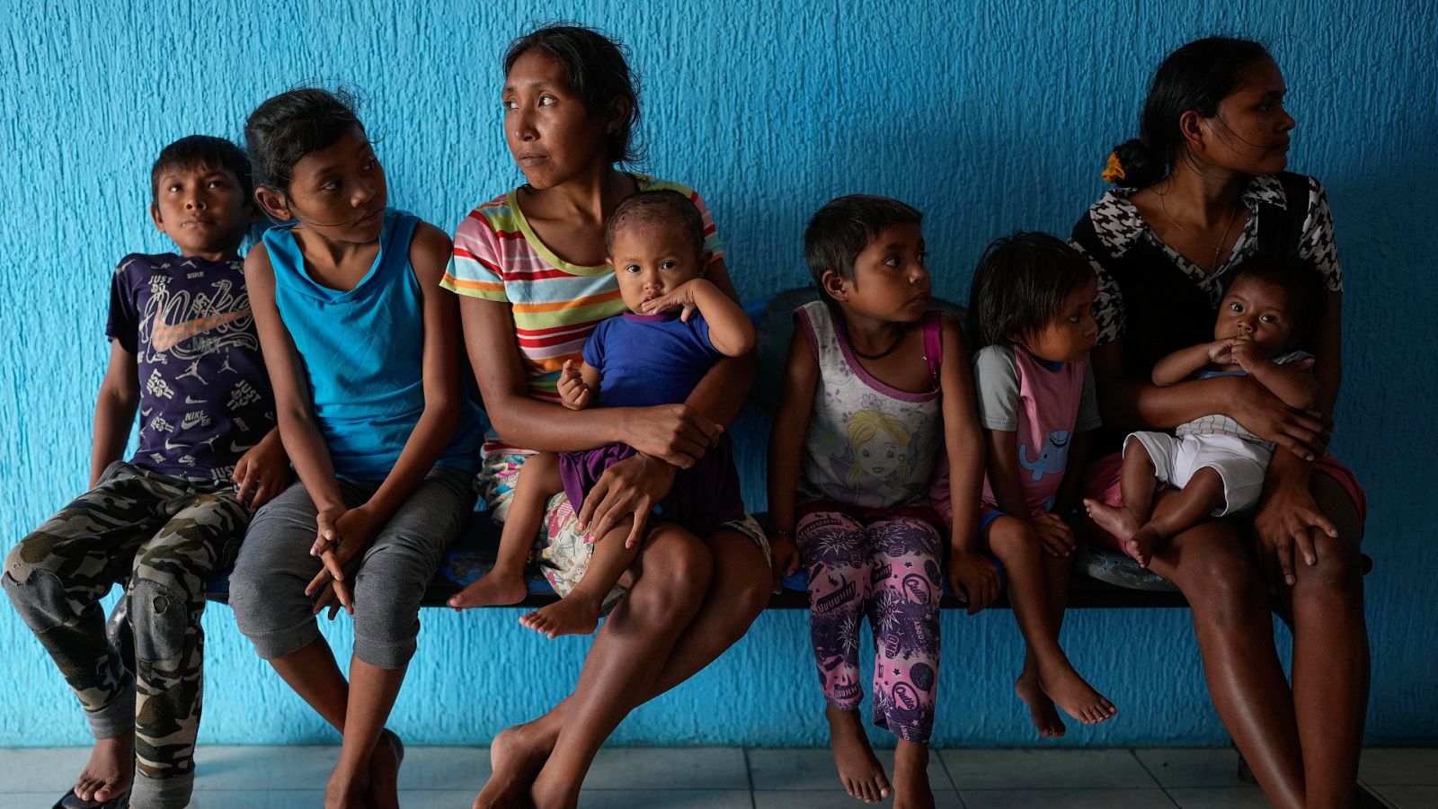 Mujeres y niños de la comunidad indígena warao asisten a la clínica de San Francisco de Guayo para que el equipo médico de MSF les revise