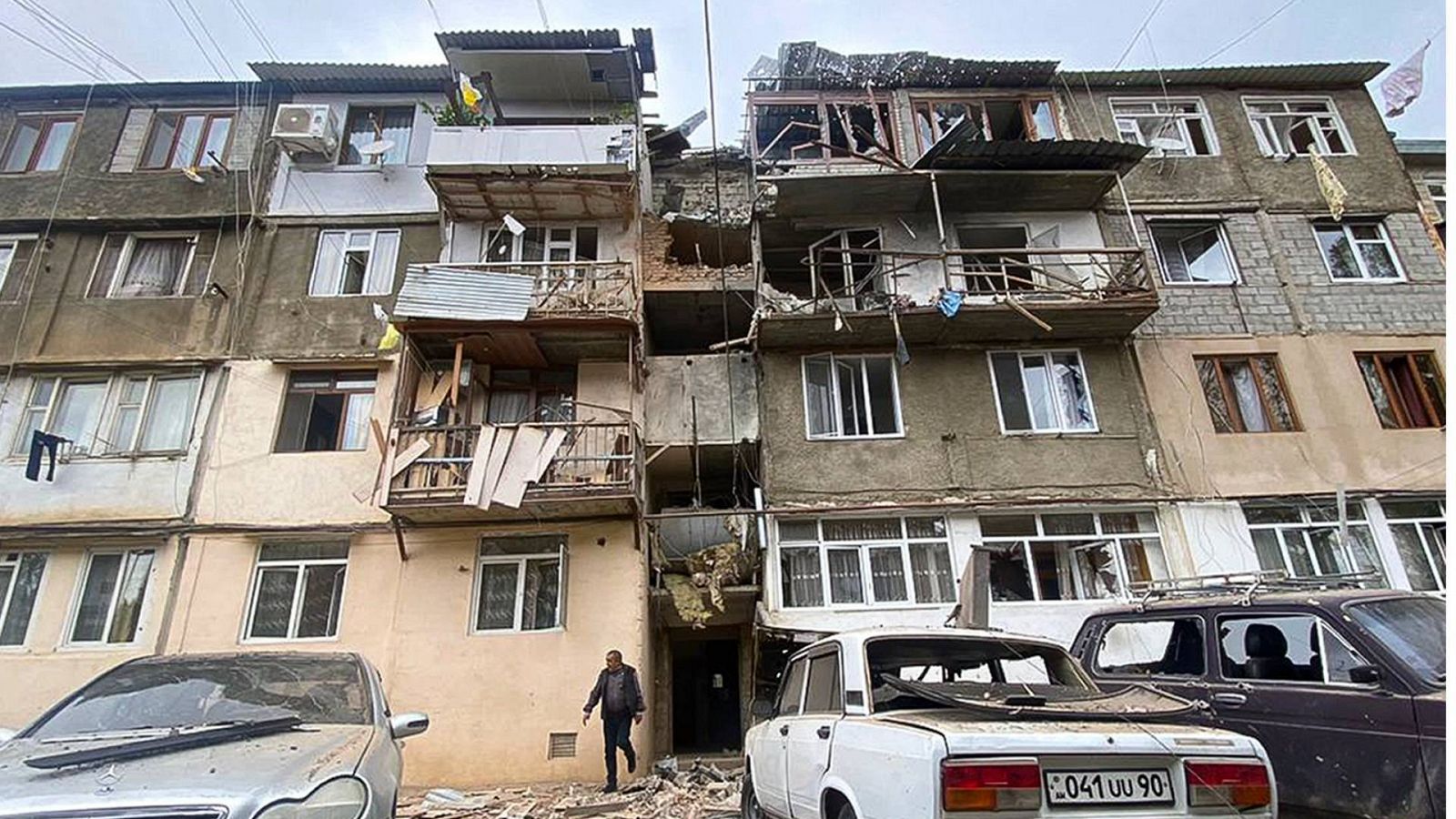 Un bloque de viviendas dañado tras un bombardeo en Stepanakert / Jakendi, capital de la región de Nagorno Karabaj, en Azerbaiyán. Foto: AP Photo/Siranush Sargsyan