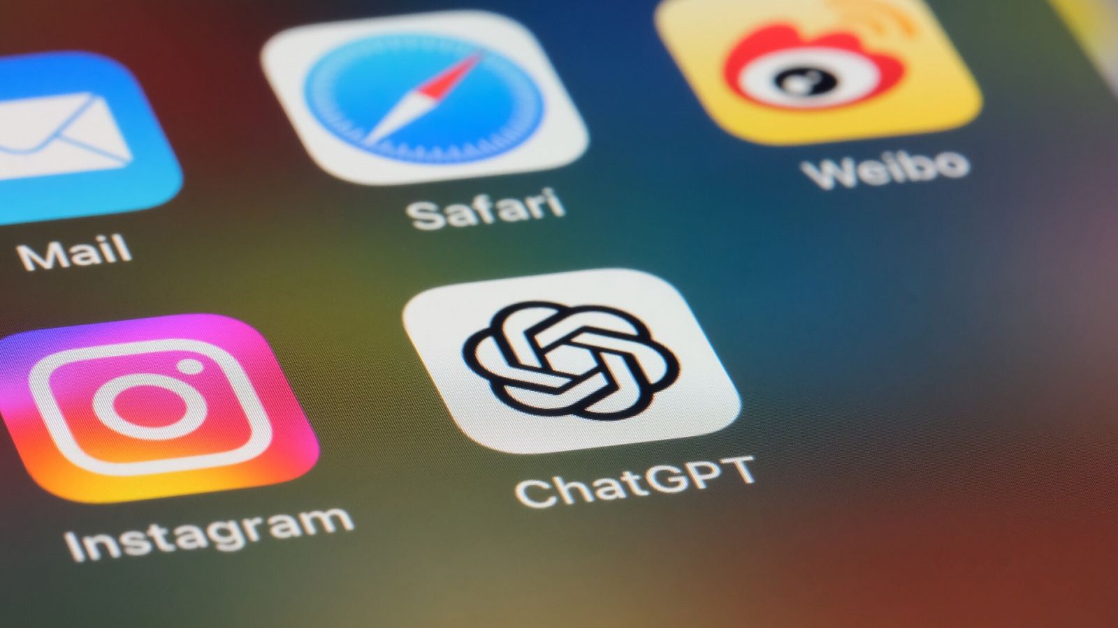 Icono de ChatGPT entre otras apps móviles