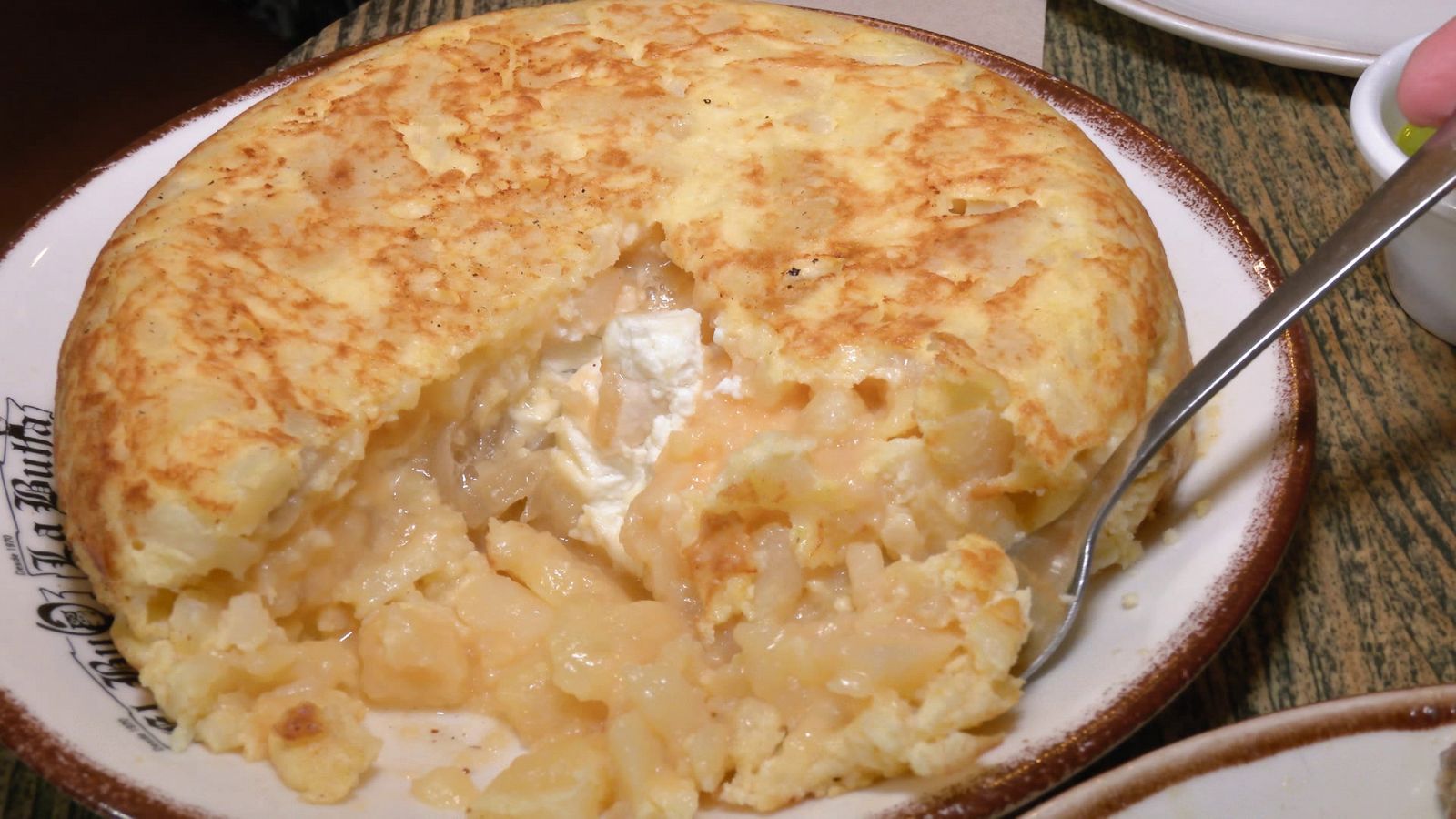 Ahora o Nunca | Tortilla de patata con queso de cabra y cebolla caramelizada