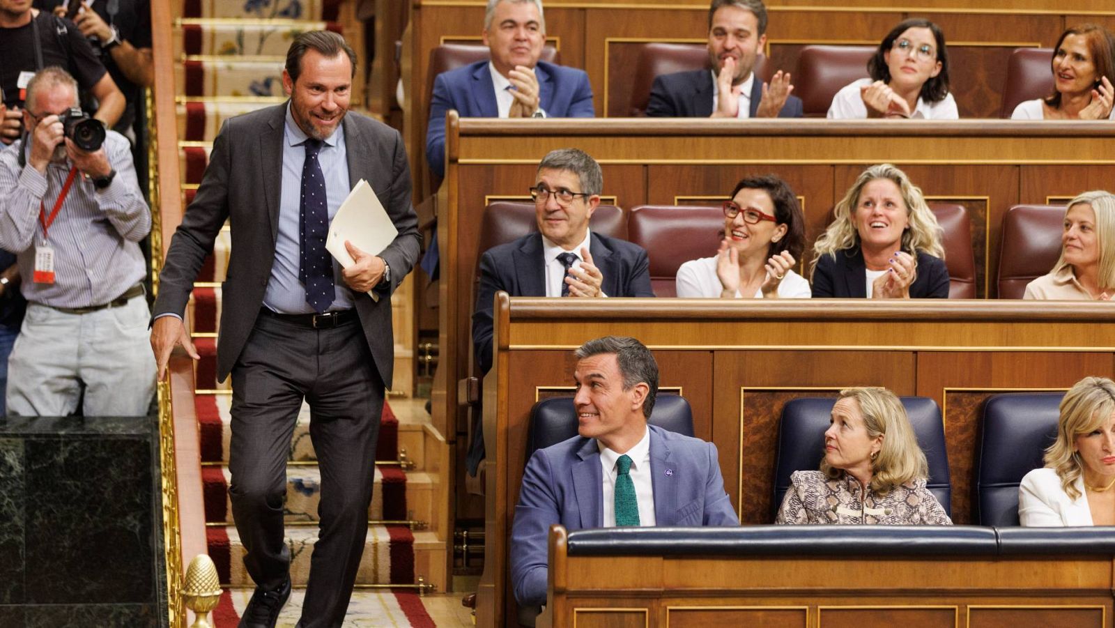 El diputado socialista Óscar López baja de su escaño para dar la réplica a Feijóo