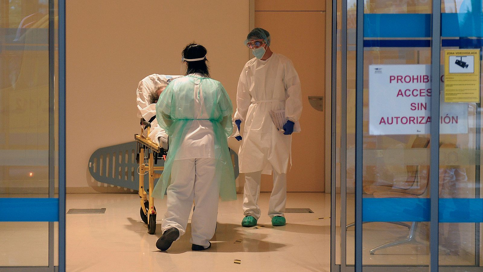Un médico recibe a un paciente a su llegada a las urgencias respiratorias, zona covid-19, del Hospital Río Hortega de Valladolid