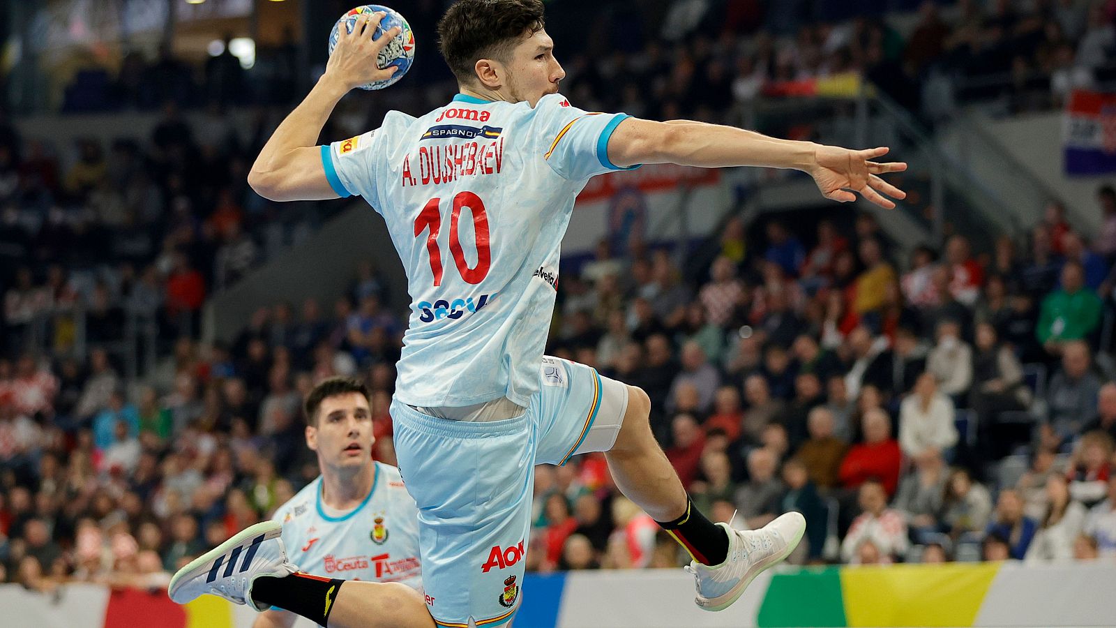 Alex Dujshebaev se dispone a lanzar en suspensión en un partid de España del Europeo 2024 de balonmano