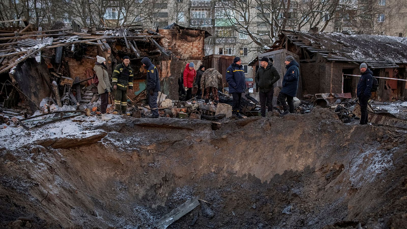 Guerra Ucrania - Rusia en directo: Los residentes locales miran un cráter cerca de su edificio residencial dañado durante un ataque con misiles rusos en Sumy
