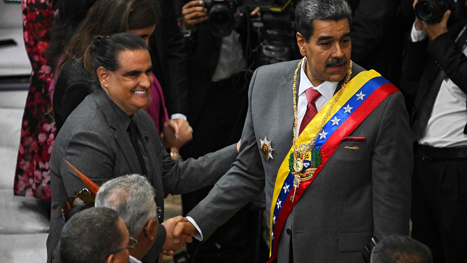 El presidente venezolano, Nicolás Maduro, saluda al empresario colombiano Alex Saab