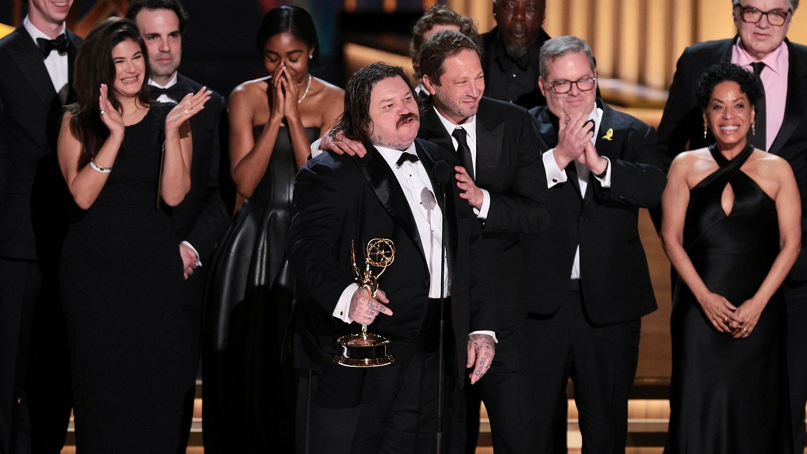 El equipo de 'El Oso' tras ganar el Emmy a la mejor serie de comedia