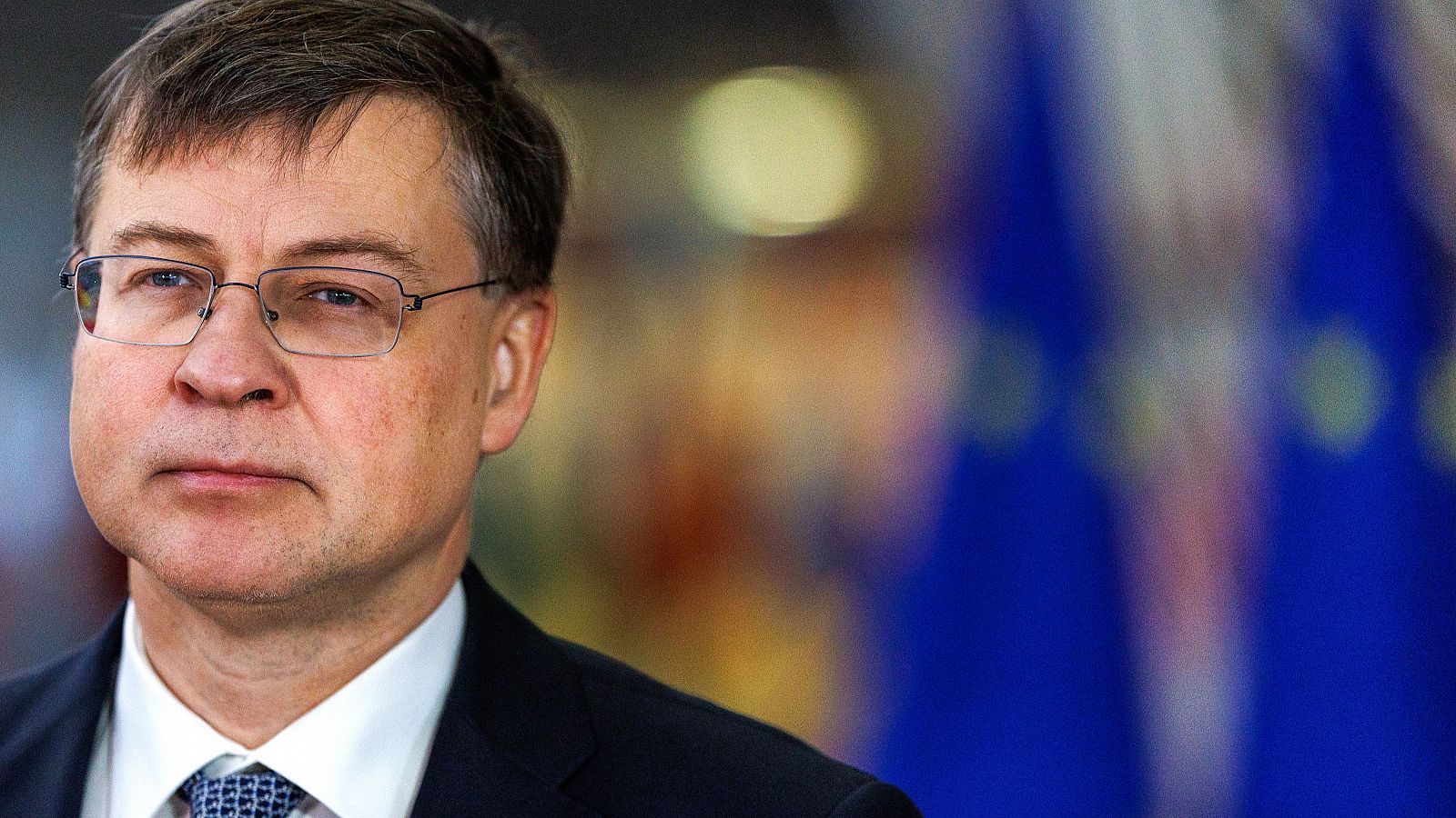 El vicepresidente ejecutivo de la Comisión Europea, Valdis Dombrovski, en la rueda de prensa previa al inicio del inicio de la reunión de ministros de Finanzas de la UE