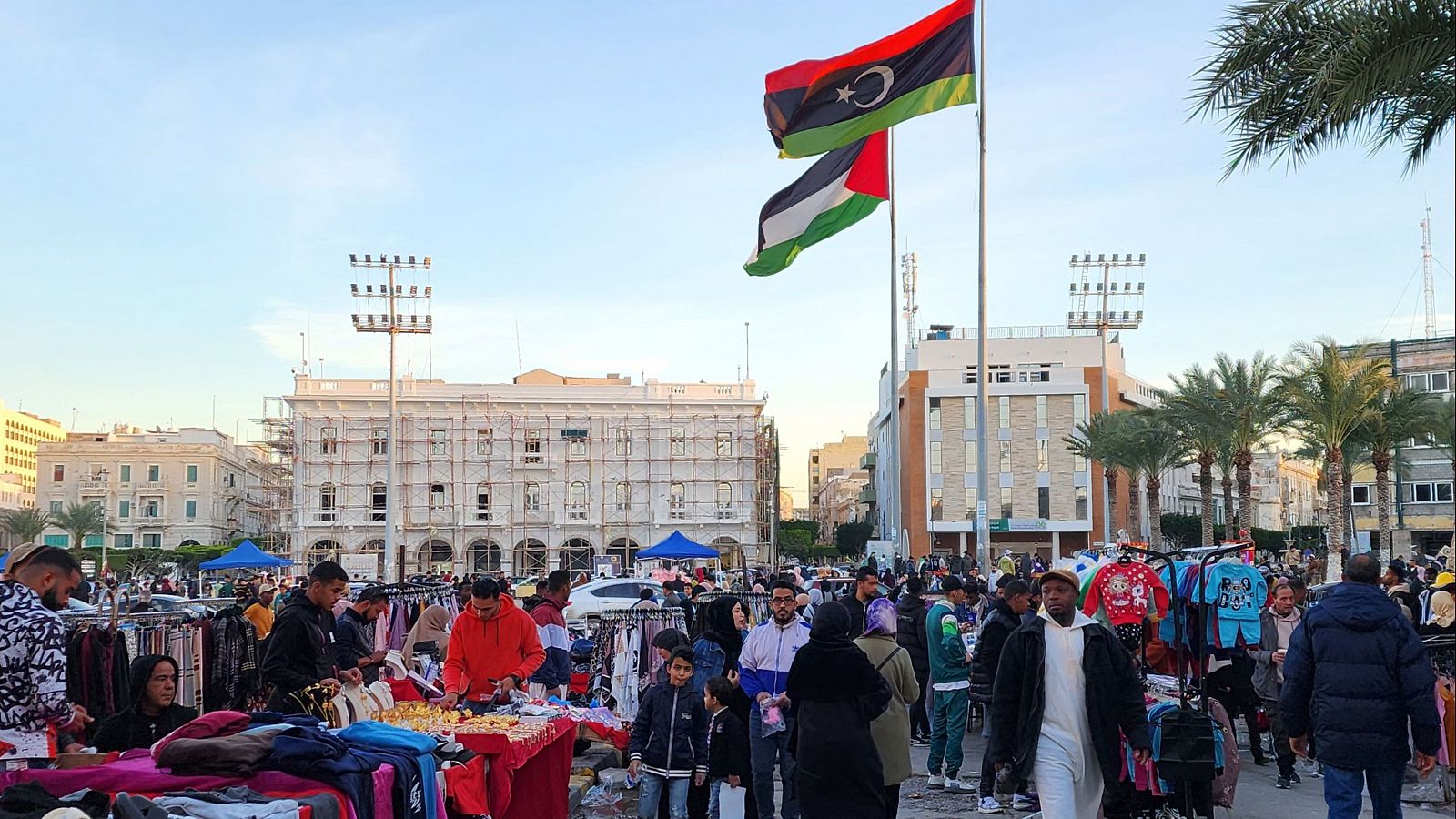 Una bandera palestina ondea junto a una bandera libia en Trípoli