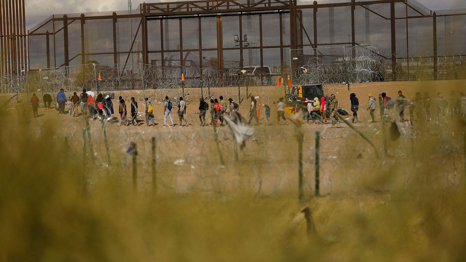 Un grupo de migrantes cerca del muro fronterizo con Estados Unidos