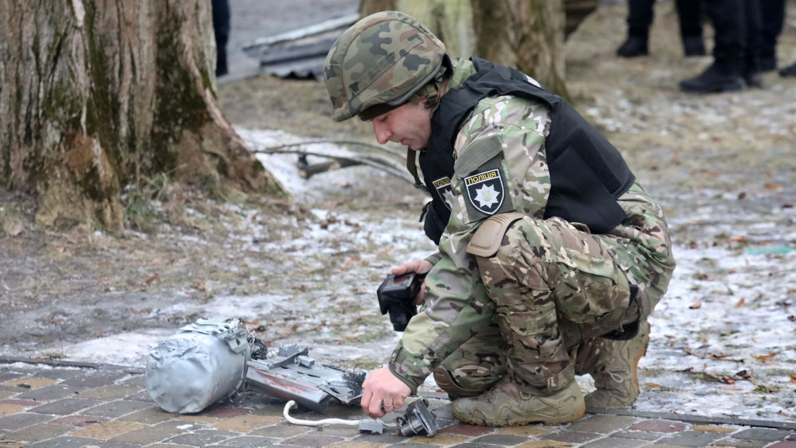 Oficial ucraniano experto en explosivo recoge muestras de un misil ruso en Vyshneve, Kiev