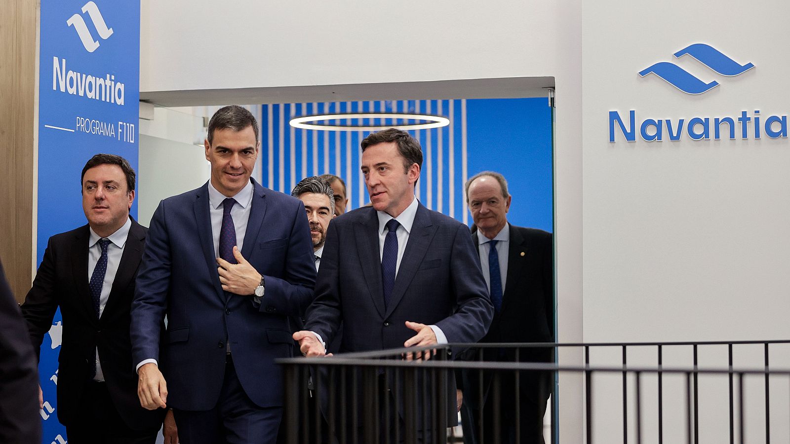El presidente del Gobierno, Pedro Sánchez, junto con el presidente de Navantia, Ricardo Domínguez, durante su visita al astillero de Navantia en Ferrol.