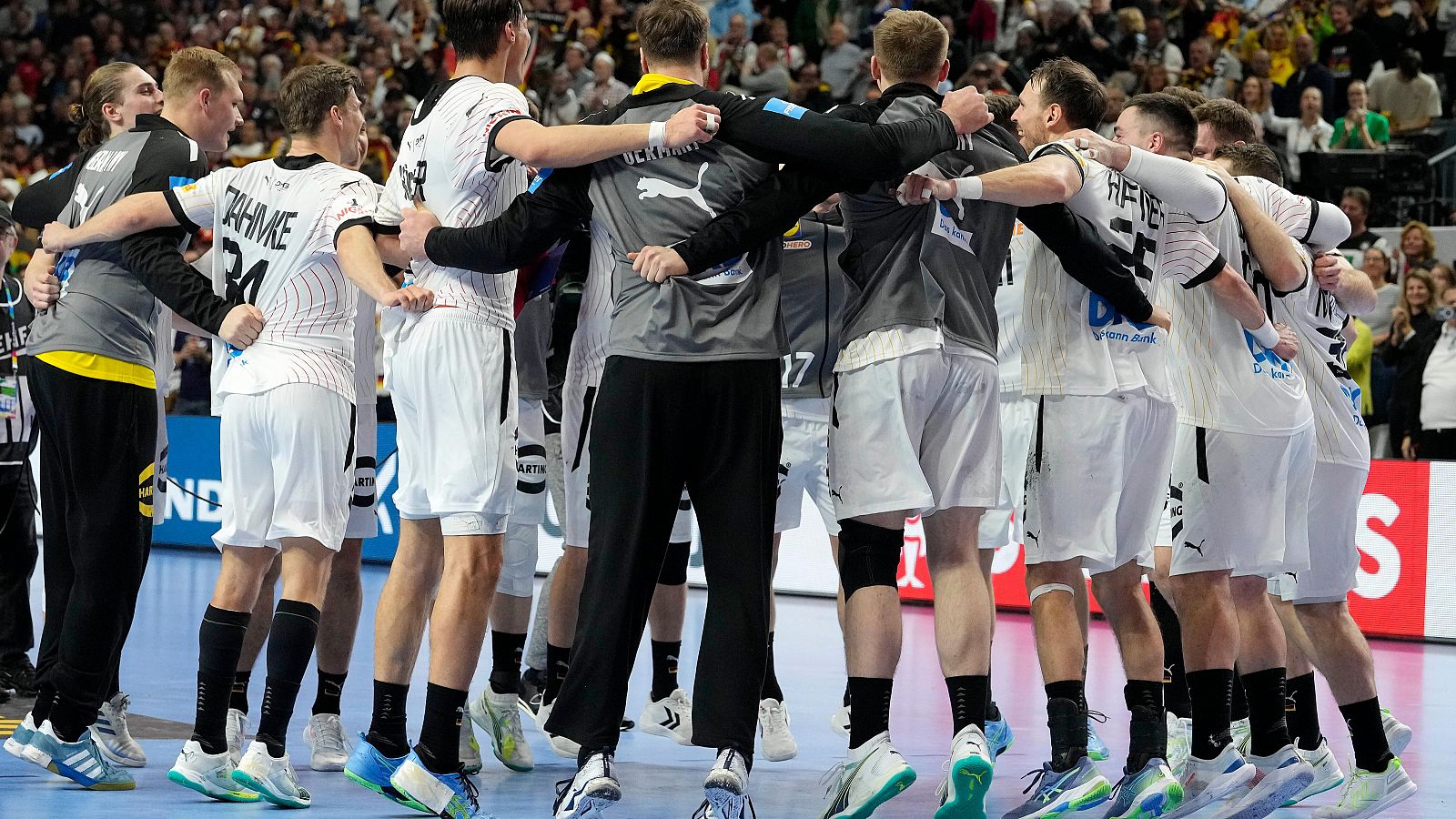 Los jugadores de la selección masculina de balonmano de Alemania celebran una victoria en el Europeo 2024