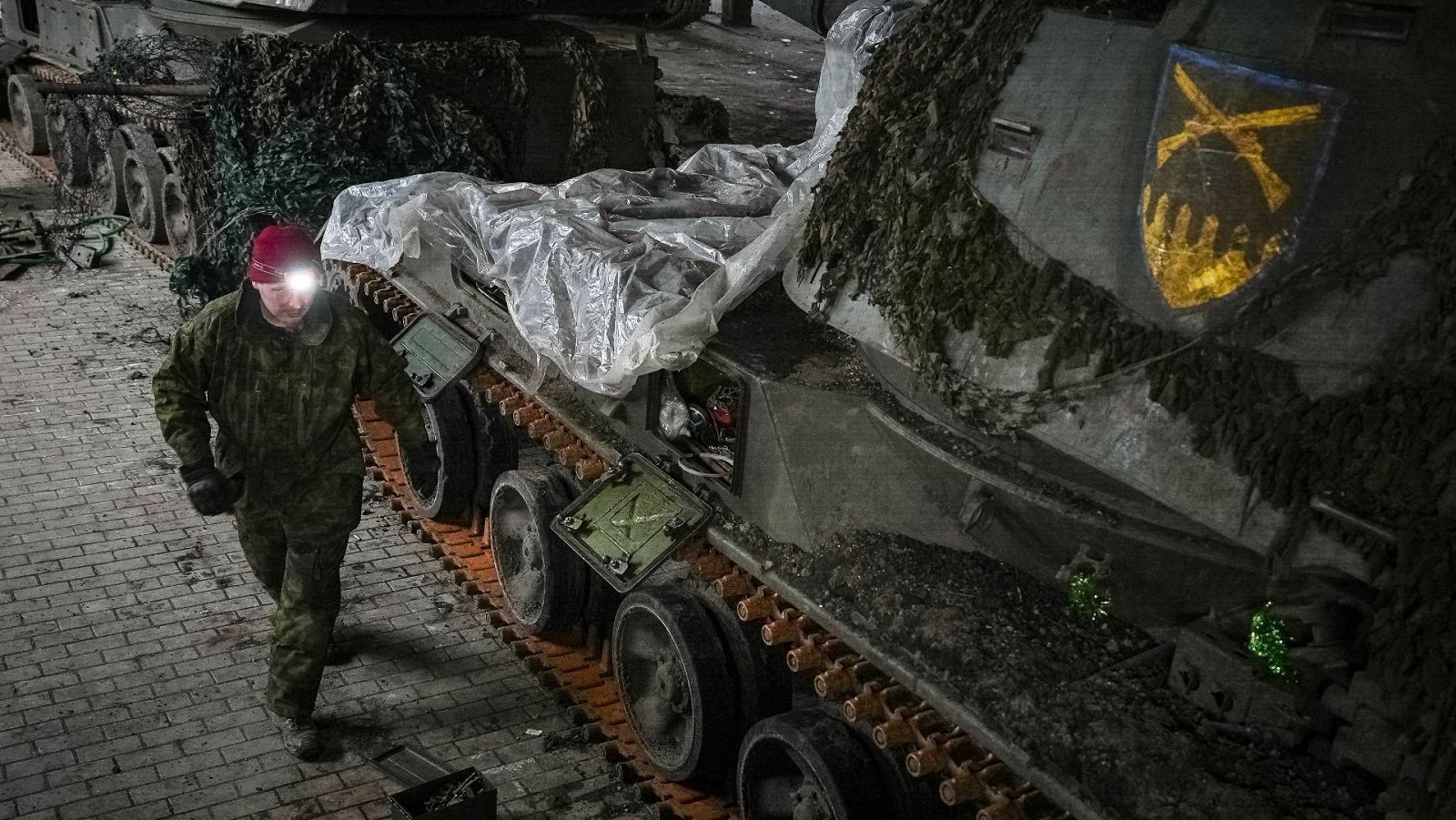 Un militar ucraniano repara un obús autopropulsado durante un ataque ruso en la región de Donetsk, Ucrania