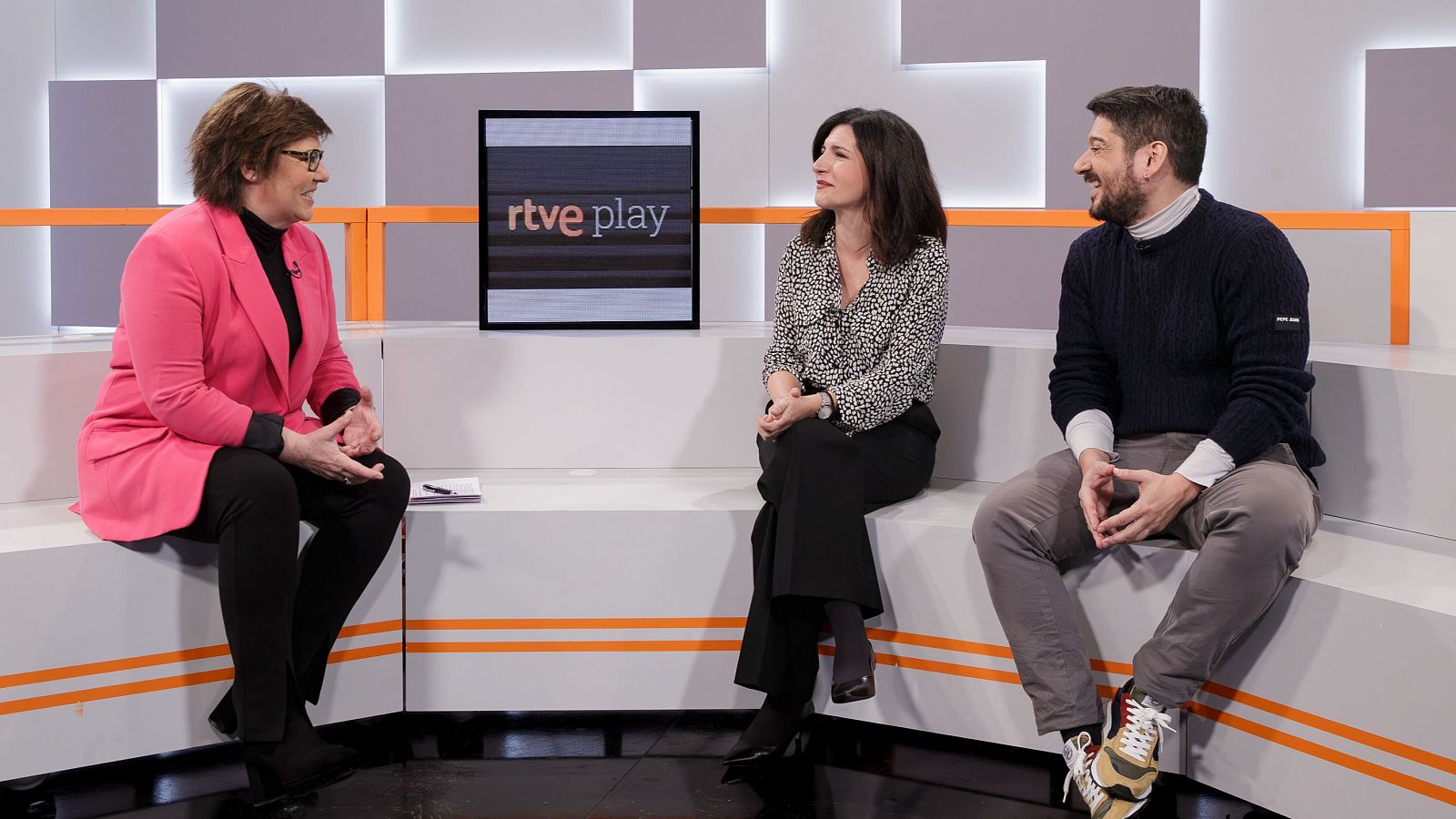 María Escario con Alessis Alessia di Giacomo y Alberto Fernández en 'RTVE Responde'