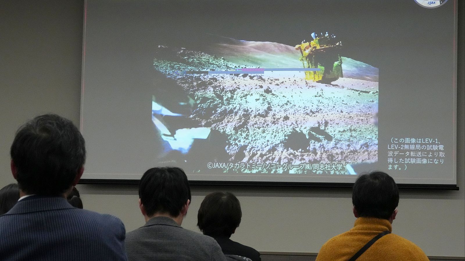 Un grupo de periodistas visiona imágenes de la sonda japonesa en la Luna