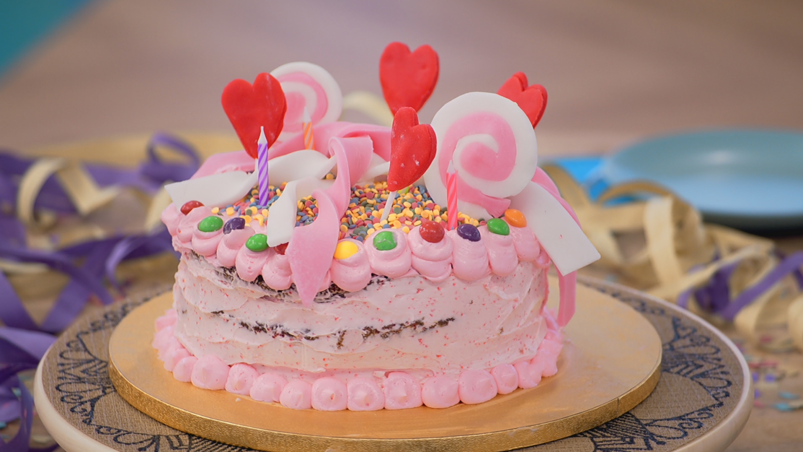 Imagen de la tarta de cumpleaños de piruletas y amarenas de Alba Carrillo en 'Bake Off'