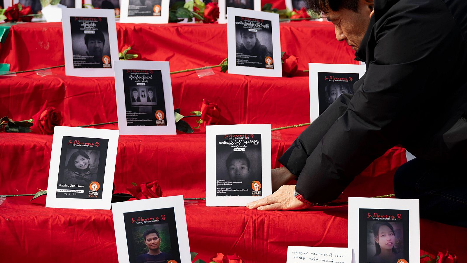 Un activista dispone fotografías de las víctimas del golpe militar de Myanmar en Seúl, Corea del Sur
