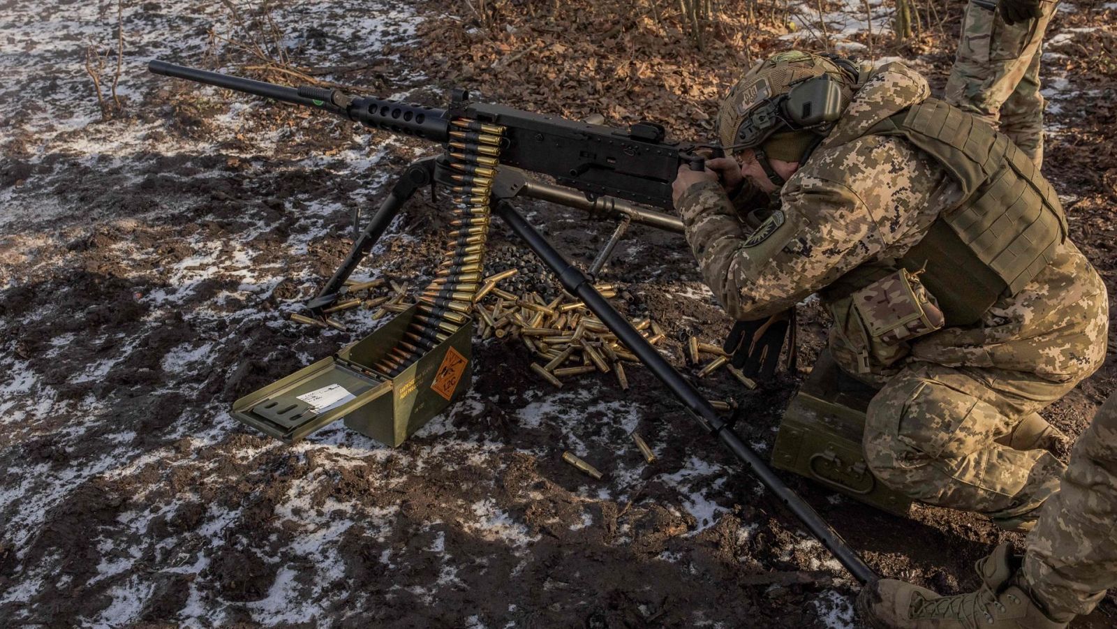 Un militar ucraniano de la 22.ª Brigada Mecanizada dispara con una Browning M2
