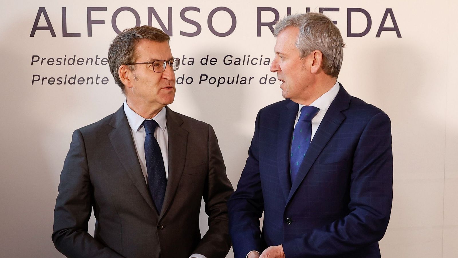 El El presidente del PP, Alberto Núñez Feijóo, y el candidato en Galicia, Alfonso Rueda, en un desayuno informativo