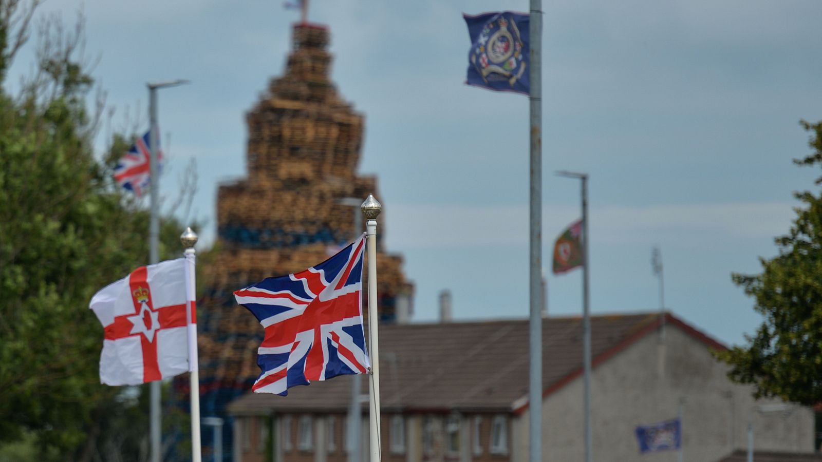Irlanda del Norte: la bandera de la Union Jack y la del Ulters en Kilcooley (Bangor)