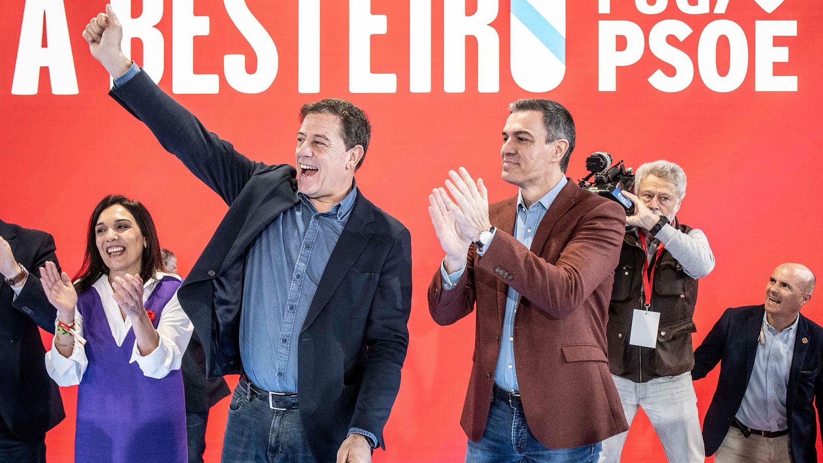 Pedro Sánchez aterriza en la campaña de las elecciones gallegas en Ourense