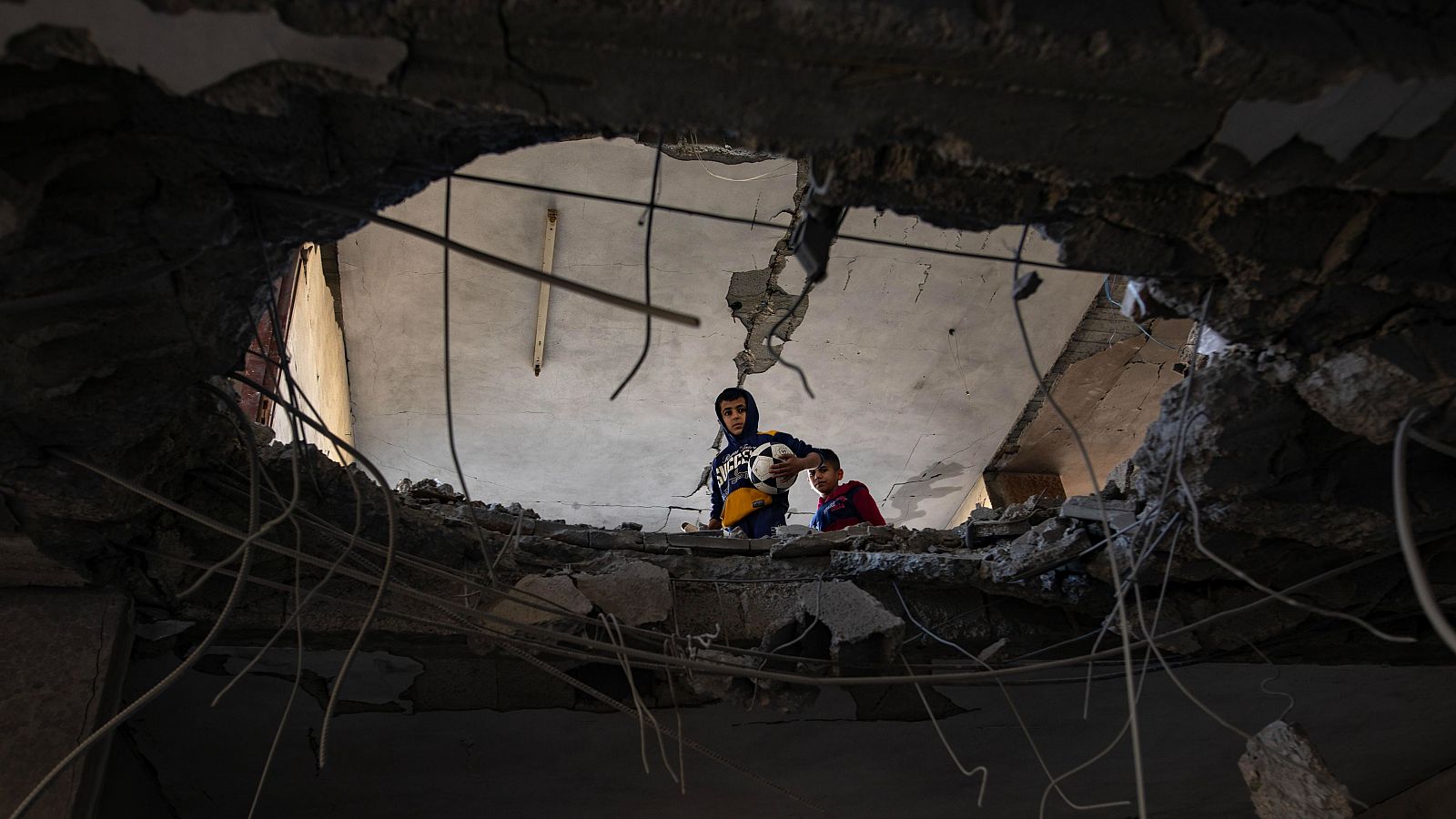 Dos niños en un edificio dañado por los bombardeos en Ráfah
