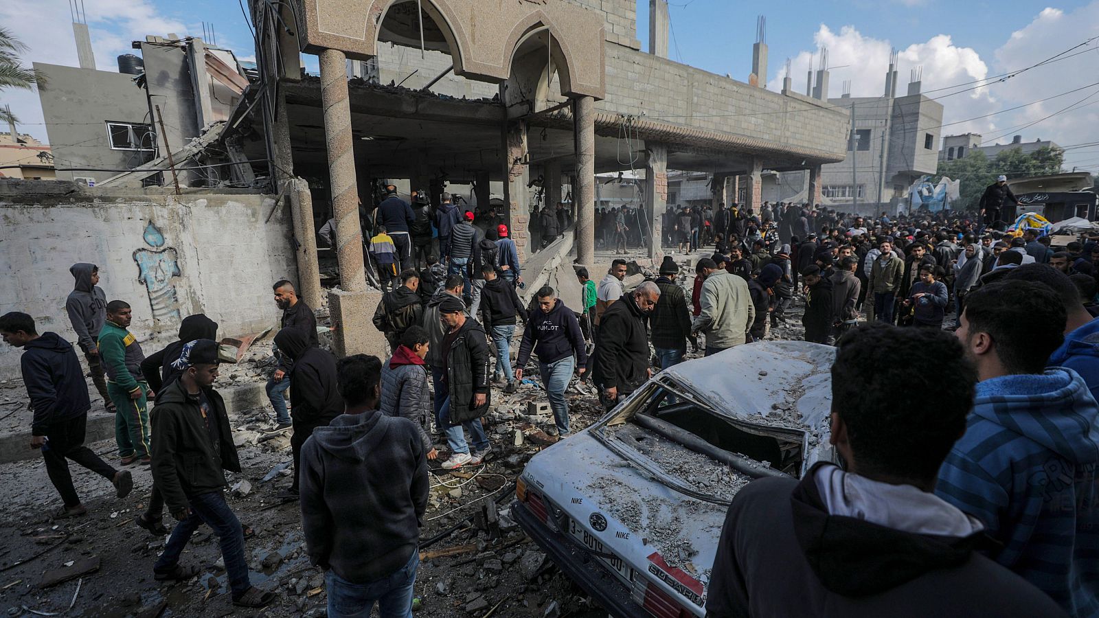 Buscan personas bajo los escombros de una mezquita destruida en Deir Al Balah, en la Franja de Gaza